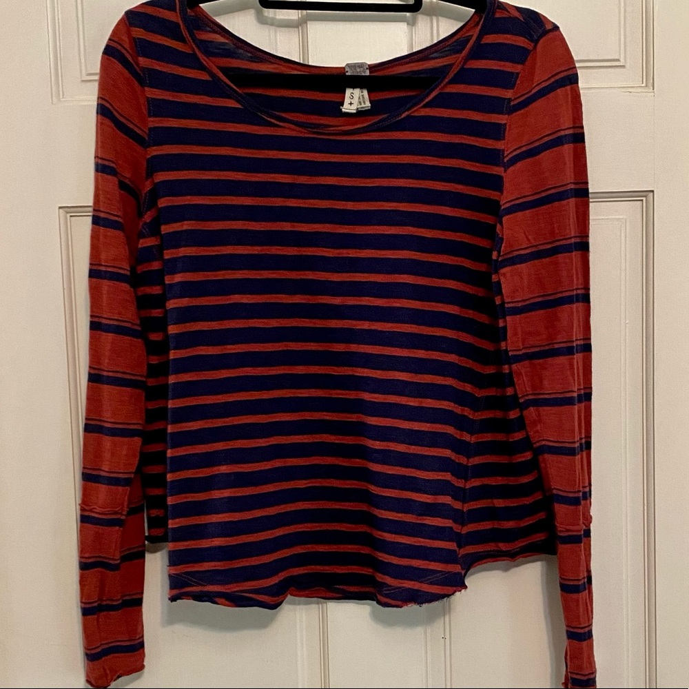 Cute striped long sleeve top with nice details
